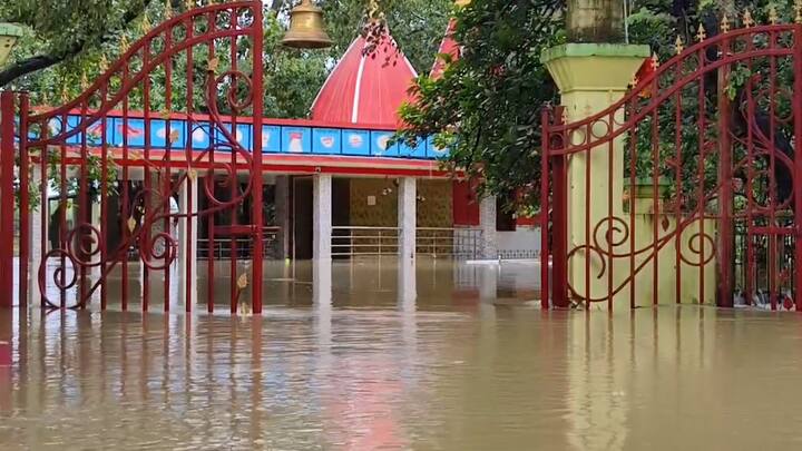 কংকালীতলায় কংকালীমায়ের গর্ভগৃহেও কোপাই নদীর জল ঢুকে গিয়েছে। মন্দিরে পুজো বন্ধ। অস্থায়ী ভাবে শিব মন্দিরের ভিতরে পুজো চলছে। পুণ্যার্থীদের মন্দিরে প্রবেশ বন্ধ করা হয়েছে।