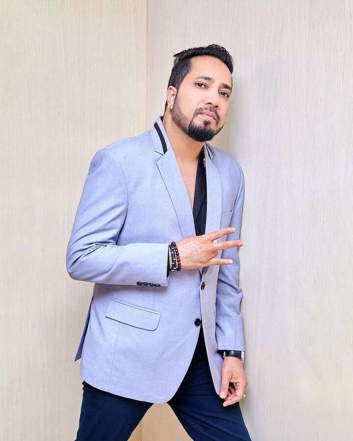 मीका सिंह – इस लिस्ट में सबसे पहला नाम पॉपुलर सिंगर मीका सिंह का है. जिन्होंने अभीतक कई सुपरहिट गाने गाए हैं. लेकिन जब उन्होंने एक्टिंग में कदम रखा तो बुरी तरह से फ्लॉप हो गए. मीका ने 'बलविंदर सिंह फेमस हो गया' और 'लूट' जैसी फिल्मों में काम किया है.