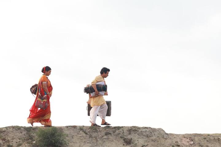 এই শটটায় দেখা যাচ্ছে, দূরে একটি প্রান্তর দিয়ে হেঁটে যাচ্ছে বিক্রম আর ঝিমলি। এই দৃশ্যের মাধ্যমে যে বোঝানো হচ্ছে, দম্পতি হিসেবে নতুন একটা সফর শুরু করল তারা। শিবপ্রসাদ মুখোপাধ্যায় এই শটটি নিয়ে কথা বলতে গিয়ে বলেছেন, গোটা ছবির মধ্যে এটাই তাঁর সবচেয়ে প্রিয় দৃশ্য।