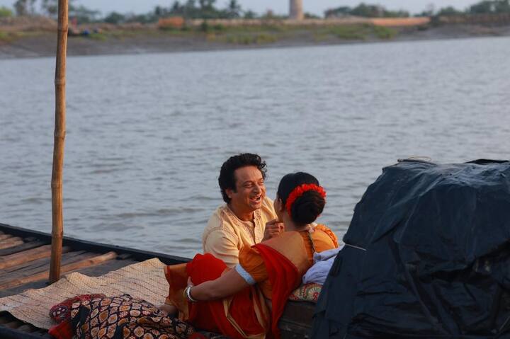 গানে একটি দৃশ্য রয়েছে যেখানে বিক্রম ও ঝিমলি নৌকা করে যাচ্ছে। এই দৃশ্যের শ্যুটিং হয়েছে ইছামতি নদীর তীরে। হাসনাবাদে শ্যুটিং হয়েছে এই দৃশ্যটির। রাত ৩টের সময়ে এই দৃশ্য়টি শ্যুটিং করার কলটাইম ছিল। ঘুমোতে যাওয়ার আগেই শ্যুটিংয়ের জন্য তৈরি হয়ে গিয়েছিলেন শিবপ্রসাদ ও কৌশানী। তবে এই শটটা নেওয়ার সময়েই দুর্ঘটনার সম্মূখীন হন শিবপ্রসাদ। কোমরে গুরুতর আঘাত লাগে তাঁর। তবে সেই আঘাত নিয়েই, যথাসম্ভব সামান্য নড়াচড়া করে, খুব সাবধানে শটটি দেন শিবপ্রসাদ। গোটা বিষয়টা টিমের পক্ষে ভীষণ চ্যালেঞ্জিং ছিল।