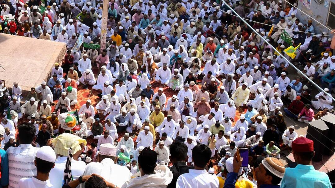 Muslim Community Decides Not to take Out Eid E Milad Juloos over Chhatarpur Thana Stone Pelting Case ANN छतरपुर में मुस्लिम समाज नहीं निकालेगा ईद-ए-मिलाद का जुलूस, सामने आई बड़ी वजह