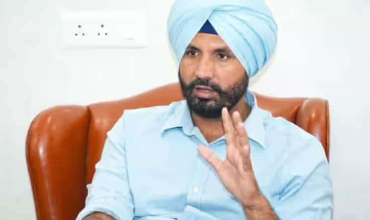 punjab-congress-chief-amrinder-singh-raja-warring-targeted-ravneet-singh-bittu-for-calling-rahul-gandhi-terrorist Punjab News: ਰਾਹੁਲ ਗਾਂਧੀ ਨੂੰ ਅੱਤਵਾਦੀ ਕਹਿਣ 'ਤੇ ਰਾਜਾ ਵੜਿੰਗ ਨੇ ਫਰੋਲ੍ਹ ਦਿੱਤੇ ਰਵਨੀਤ ਬਿੱਟੂ ਦੇ ਪੋਤੜੇ...ਵੇਖੋ ਕੀ-ਕੀ ਬੋਲ ਗਏ