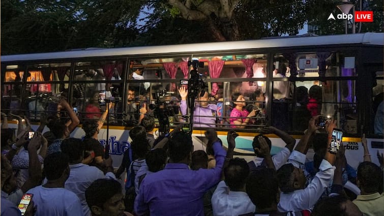 Kolkata Doctor Rape Murder Case RG Kar Hospital Junior doctors reached to meet CM Mamta Banerjee आखिरकार हो ही गई ममता बनर्जी और प्रदर्शनकारी डॉक्टर्स की मुलाकात, मीटिंग खत्म