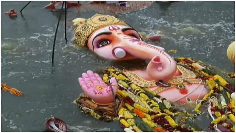 Immersion of Ganapati is not about leaving the idols in the water it is about letting go of problems and desires Ganesh Immersion 2024: గణేష్ నిమజ్జనం అంటే విగ్రహాలు నీటిలో వదిలేయడం కాదు- సమస్యలు, కోర్కెలు విడిచిపెట్టడం- ఇలా చేస్తేనే మానసిక ప్రశాంతత!