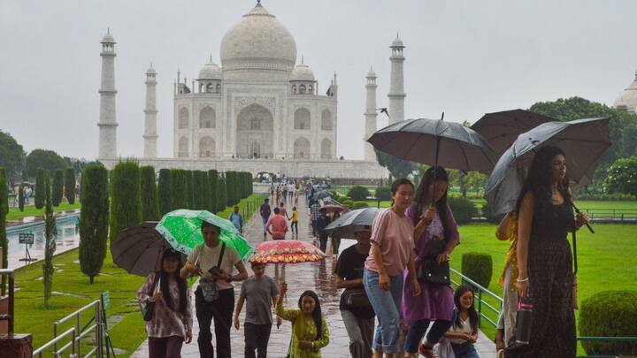 वही उत्तर प्रदेश के शहरों में हल्की बारिश हुई, जिसके कारण तापमान भी गिर गया और मौसम ठंडा हो गया. अब मौसम विभाग ने नोएडा, गाजियाबाद सहित कई जिलों में हल्की से भारी बारिश के आसार जताएं है.