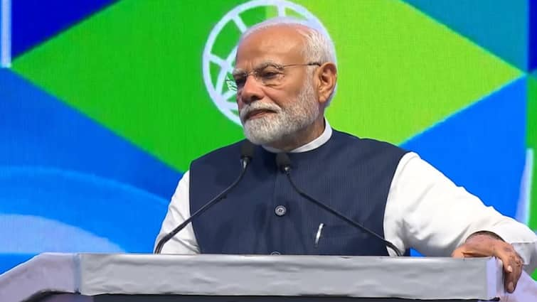 PM modi at inauguration of 4th Global Re-Invest Renewable Energy Investors Meet in Gandhinagar गुजरात के गांधीनगर में बोले PM मोदी-लोगों को भरोसा है, हमारा तीसरा टर्म उनके गरिमापूर्ण जीवन जीने की गारंटी बनेगा