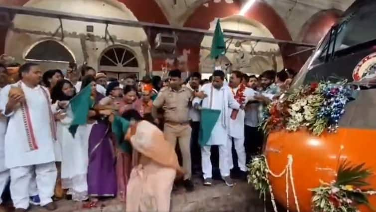 Sarita Bhadoria Falls Onto Railway Track in Etawah While Flagging Vande Bharat BJP MLA Falls Onto Railway Track While Flagging Off Newly Launched Vande Bharat In Etawah — On Cam