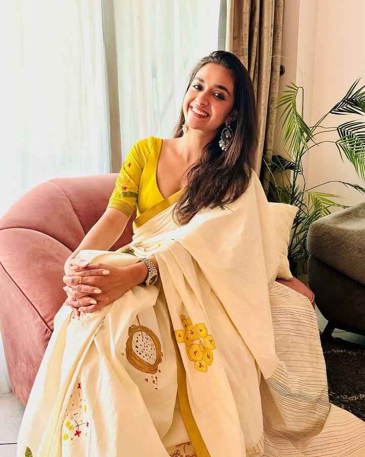 దసరా సినిమాకు గానూ సైమా అవార్డ్స్ అందుకునేందుకు దుబాయి వెళ్లింది కీర్తి. ఈ మలయాళ కుట్టి.. తమ రీజనల్ ఫెస్టివల్ను అక్కడి నుంచి సెలబ్రేట్ చేసుకుంది.(Images Source : Instagram/Keerthy Suresh)