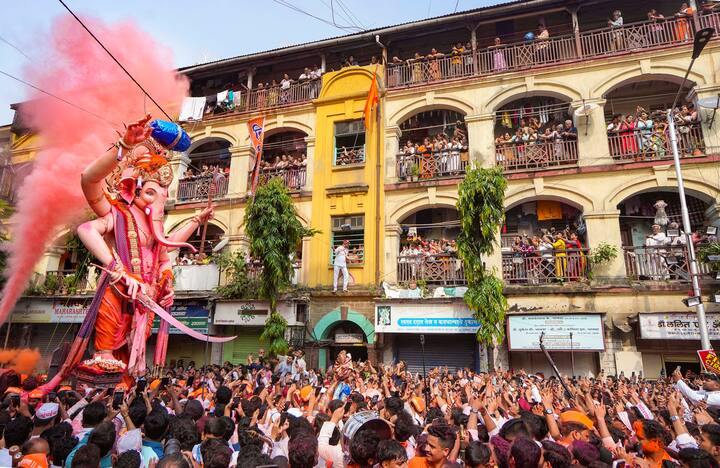 दर मंगळवारी न चुकता उपवास करुन बाप्पाची सेवा करणाऱ्यांची संख्या अधिक आहे. त्यामुळे आता मंगळवारी लाडक्या बाप्पाचं विसर्जन कसं करावं, असा प्रश्न अनेकांना पडला आहे.