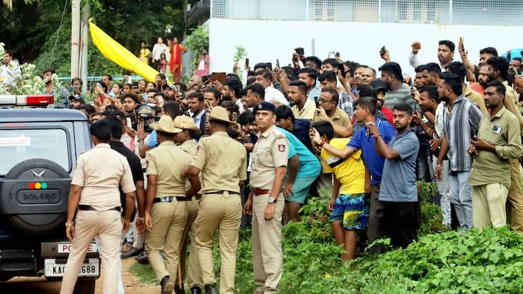 Renukaswamy Murder Case Police raided Bangalore Central Jail Objectionable things found from actor Darshan Thoogudeepa barrack '15 फोन और चाकू और... रेणुका स्वामी मर्डर के आरोपी एक्टर दर्शन थुगुदीपा की बैरक से क्या-क्या मिला