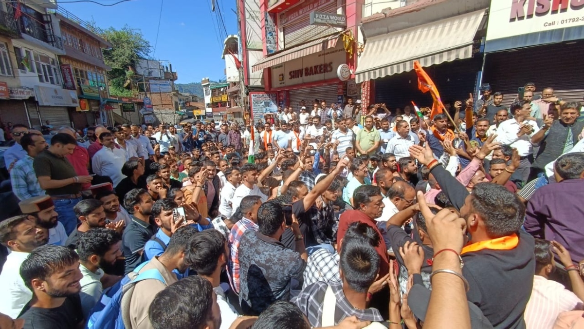 Solan protest against Shimla lathi charge Himachal Traders keep shops closed ANN  सोलन में व्यापारियों ने बंद रखी दुकानें, शिमला लाठी चार्ज के खिलाफ जोरदार प्रदर्शन 