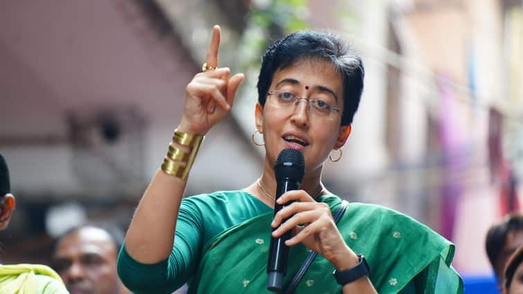 Atishi explained Why not Arvind Kejriwal advise to dissolved Delhi Assembly  दिल्ली विधानसभा भंग क्यों नहीं किया गया? अरविंद केजरीवाल के इस्तीफे के ऐलान के बाद आतिशी ने बताई वजह