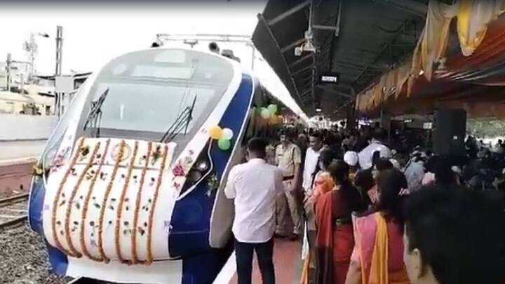 बहुचर्चित, बहुप्रतिक्षित आणि प्रदीर्घ संघर्षानंतर कोल्हापूरकरांसाठी वंदे भारत एक्सप्रेस आजपासून सुरू झाली आहे. यावेळी, वंदे भारतच्या स्वागतासाठी कोल्हापूरकरांनी रेल्वे स्थानकावर मोठी गर्दी केली होती.