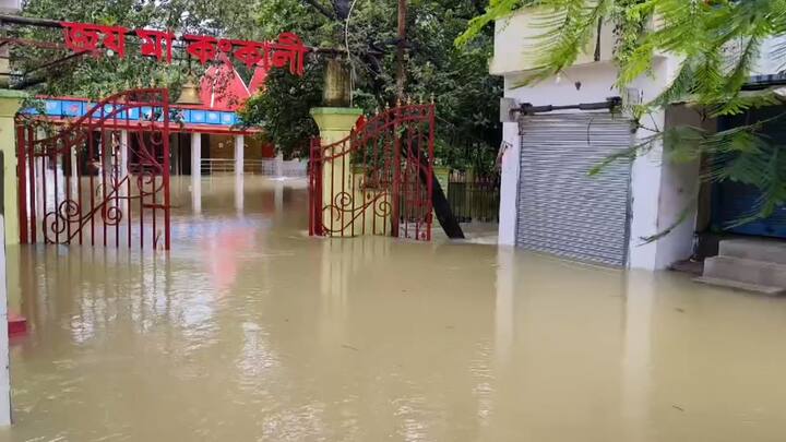 রামপুরহাট মেডিক্যাল কলেজ ও হাসপাতাল চত্বর জলমগ্ন। হাসপাতালের মূল গেটে  এক হাঁটু জল জমে গিয়েছিল। বাধ্য হয়ে জলের মধ্যে দিয়ে যাতায়াত করতে হচ্ছে রোগী ও রোগীর আত্মীয়দের।