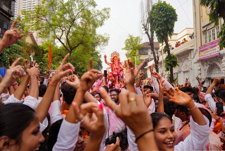 त्यामुळे मंगळवारी वाजतगाजत मिरवणुका काढत बाप्पाला साश्रु नयनाने निरोप दिला जाणार आहे.