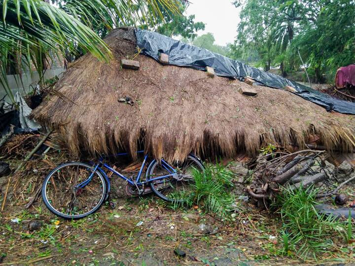 আতঙ্কিত উপকূলবর্তী এলাকার বাসিন্দারা। এই পরিস্থিতিতে জেলা প্রশাসনের পক্ষ থেকে খোলা হয়েছে কন্ট্রোল রুম। বিপর্যয় মোকাবিলার সঙ্গে যুক্ত সমস্ত দফতরের কর্মীদের ছুটি বাতিল করা হয়েছে।