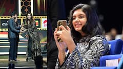 Aaradhya Bachchan : ఐశ్వర్య రాయ్ అవార్డ్ తీసుకుంటుంటే ఆరాధ్య ఆనందం చూశారా? బచ్చన్ కూతురు ఎంత క్యూట్​గా నవ్వేస్తోందో