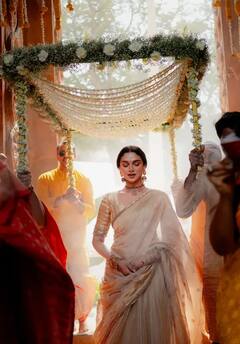 सिंपल से गोल्डन और बेज आउटफिट में बला की खूबसूरत लगीं अदिति राव हैदरी, फोटो देख फैंस बोले- UFFF