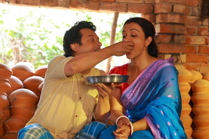 বিক্রমের ঝিমলিকে খাইয়ে দেওয়ার দৃশ্যটিও ওই একই বাড়িতে শ্যুটিং হয়েছে। পিছনে রাখা মাটির পাত্র যেন কুমোরপাড়ার অনুভূতিটাই দিচ্ছে।