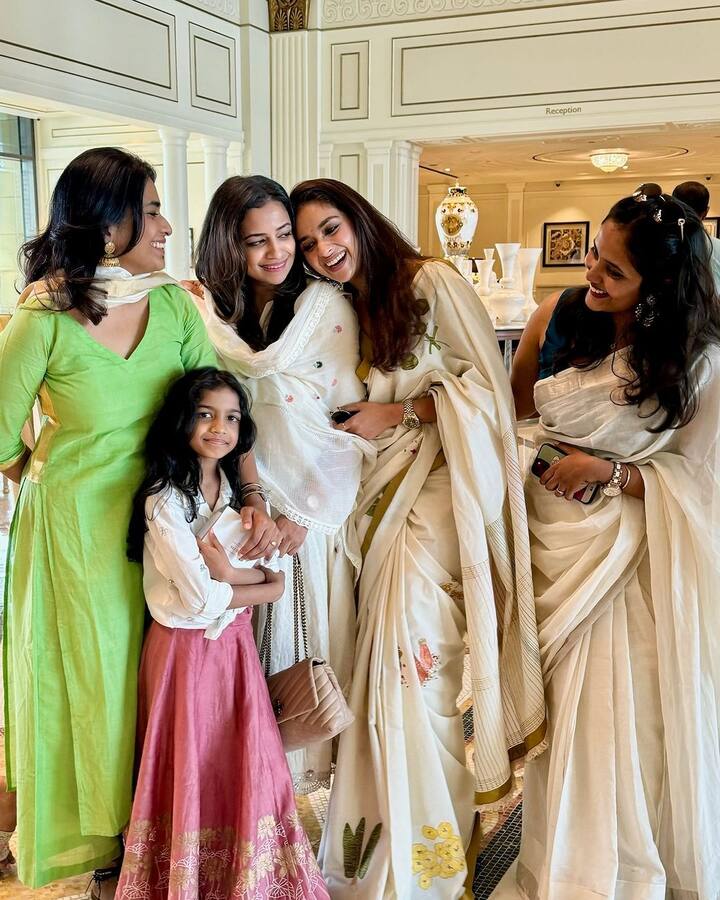 ఈ ఫోటోలకు ఆమె అభిమానులు హ్యాపీ ఓనమ్ అంటూ కామెంట్లు పెడుతున్నారు. Happy family ❤️🙌 అంటూ మరికొందరు క్యాప్షన్స్ ఇస్తున్నారు.(Images Source : Instagram/Keerthy Suresh)