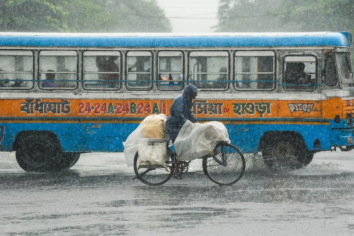 তবে এসবের মধ্যেও কলকাতার জন্য ভাল খবর। কাল থেকে আবহাওয়ার উন্নতির সম্ভাবনা। শুক্রবার পর্যন্ত বৃষ্টির সম্ভাবনা কম থাকবে।