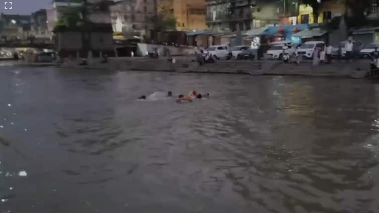 Godavari River Firefighters jumped risked their lives A 50-year-old man was rescued from drowning in Godavari Nashik News Marathi News अग्निशमनच्या जवानांच्या उड्या, जिवाची बाजी लावली; गोदावरीत बुडणाऱ्या 50 वर्षीय व्यक्तीला वाचवलं