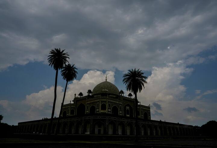 देश की राजधानी दिल्ली में सोमवार को अधिकतम तापमान 35 और न्यूनतम तापामन 24 रहने की संभावना है.