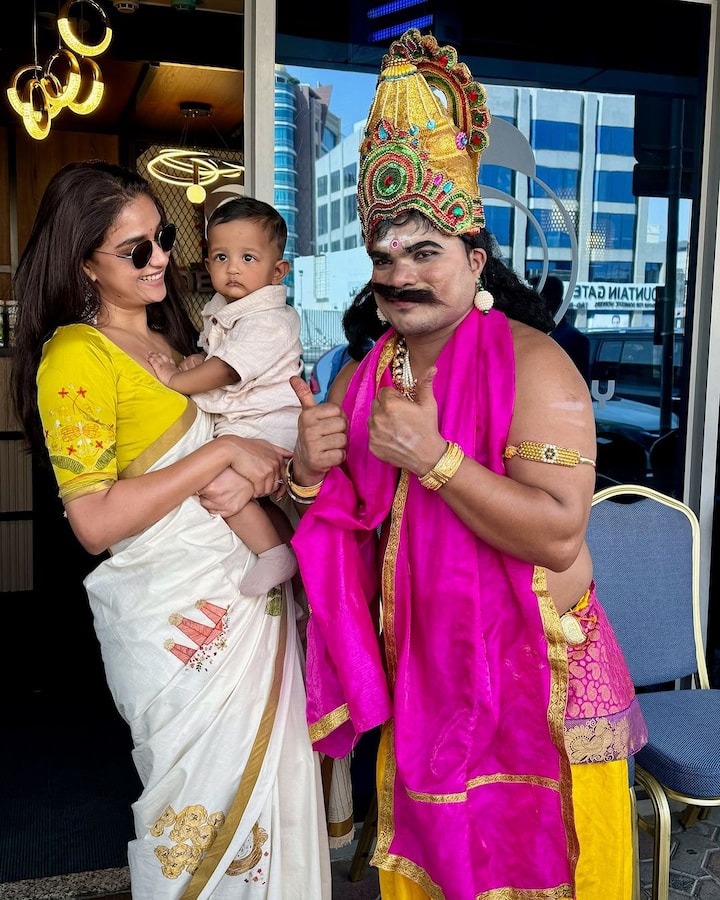 ఓనమ్ స్పెషల్ రాక్షసుడిగా రెడీ అయిన వ్యక్తితో ఫోటోలు దిగింది. ఈ ఫోటోలను ఇన్స్టాలో షేర్ చేస్తూ.. This Onam with my Dubai fam 🌼 #Onam2024 అంటూ క్యాప్షన్ ఇచ్చింది.(Images Source : Instagram/Keerthy Suresh)