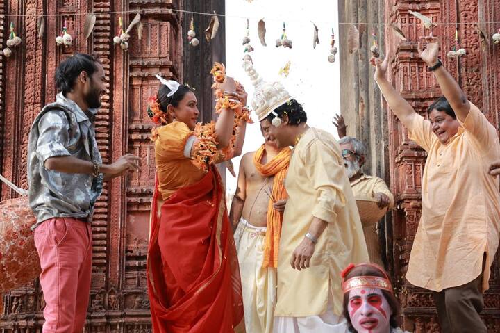 এই গানে মালাবদলের দৃশ্য শ্যুট করার সময়ে তৈরি হয় এক বিপত্তি। তখন আলো পড়ে আসছে। 'ম্যাজিক আওয়ার্স'-এ শ্যুটিংটা শেষ করতেই হবে। অর্থাৎ খুব কম সময়ে সঠিক শট দিতে হবে। এই ছবির কোরিওগ্রাফার মঙ্গেশ ওরফে ম্যাগি যথেষ্ট দক্ষতার সঙ্গে এই শ্যুটিংটি করেছিলেন যেখানে বিয়ের আনন্দ ভারি সুন্দরভাবে ধরা পড়েছে।