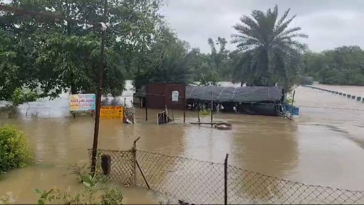 প্রবল বৃষ্টিতে জলে ডুবছে বীরভূম। নাগাড়ে বৃষ্টির জেরে একাধিক নদী ফুলেফেঁপে উঠেছে। তার ফলেই কূল ছাপিয়ে পাড় ভাসিয়েছে দ্বারকা, কোপাই নদী।