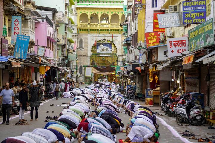 अंग्रेजी अखबार टाइम्स ऑफ इंडिया ने सूत्रों के हवाले से बताया कि 17 सितंबर, 2024 की रात को अजमेर शरीफ दरगाह में विशेष प्रार्थना होगी. यही नहीं, वॉलंटियर्स और श्रद्धालु मिलकर 'नात' और 'कव्वाली' का भी आयोजन कराएंगे.