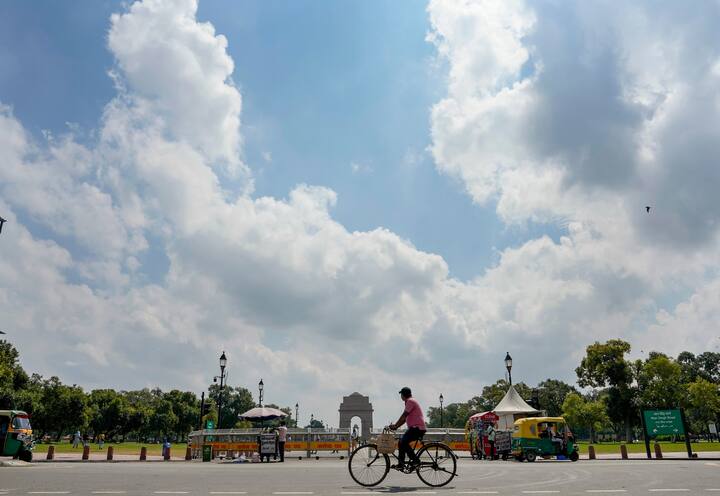 रविवार को दिल्ली में अधिकतम तापमान 33.6 दर्ज किया गया, जो मौसम के ​लिहाज से सामान्य है.