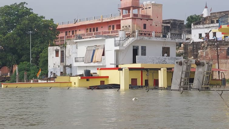 Prayagraj Ganga and Yamuna Water level Danger Mark Flood Water Entered Monastery Temple Ashram ANN प्रयागराज में खतरे के करीब गंगा और यमुना का जलस्तर, मठ-मंदिर और आश्रम में घुसा बाढ़ का पानी