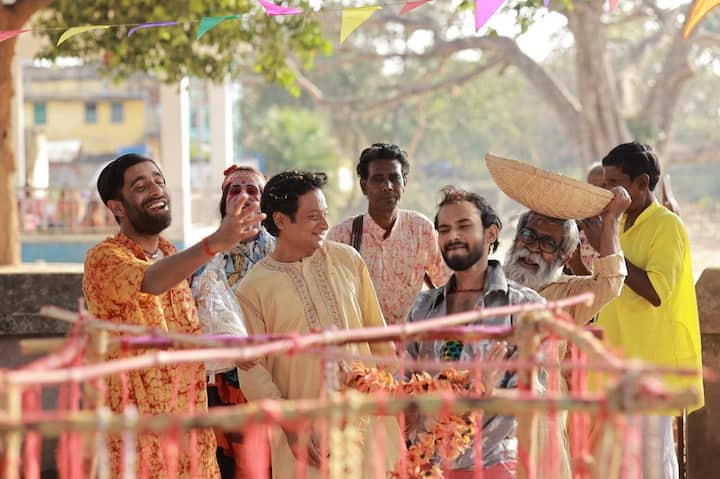 সদ্য মুক্তি পেয়েছে নন্দিতা রায় পরিচালিত, শিবপ্রসাদ মুখোপাধ্যায়, কৌশানী মুখোপাধ্যায়, আবির চট্টোপাধ্যায় ও ঋতাভরী চক্রবর্তীর নতুন ছবি 'বহুরুপী'-র নতুন একটি গান। আর এই গানের গোটা শ্যুটিং জুড়েই লুকিয়ে রয়েছে অজানা সব গল্প। সেই গল্পগুলিরই খোঁজ করল এবিপি লাইভ। এই গানের শুরুর দিকে যে টেরাকোটার মন্দির দেখা যাচ্ছে, সেটির শ্যুটিং হয়েছিল পূর্ব বর্ধমানের মৌক্ষীরায়। এই মন্দিরে বাস্তবেও বিবাহের কাজই হয়। খুঁড়ো, নিতাই আর খয়েরকে নিয়ে বিয়ে করতে আসে বিক্রম। এই দৃশ্যে খুঁড়ো আর খয়েরের নাচের সারল্য মন কেড়ে নেওয়ার মতো।