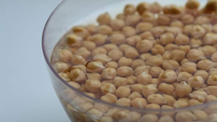 ছবি সূত্র - পিক্সেলস। যাঁরা নিরামিষ খাবার খেয়ে থাকেন, তাঁদের জন্য ডাল প্রোটিন সমৃদ্ধ খাবার। এর মধ্যে ছোলার ডাল অন্যতম। এই ডাল খেলে কীভাবে আপনার স্বাস্থ্যের উপকার হবে জেনে নিন।