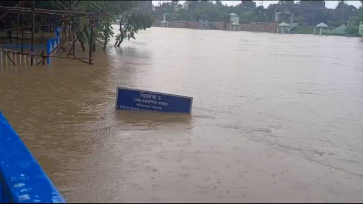 বক্রেশ্বর নদীর জল বেড়ে ডুবে গিয়েছে বোলপুরে আমোদপুর রাস্তা। যান চলাচল বন্ধ। তিলপাড়া জলাধার থেকে সাড়ে সাত হাজার কিউসেক জল ছাড়া হয়েছিল। এর ফলে ময়ূরেশ্বর নদীর জলস্তর অনেকটাই বেড়ে গিয়েছে। এই ভাবে লাগাতার বৃষ্টি হলে একাধিক এলাকা জলমগ্ন হওয়ার সম্ভাবনা রয়েছে।