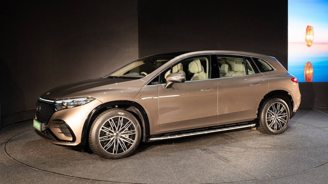 Mercedes-Benz EQS electric luxury SUV first look, range and price Mercedes Benz EQS SUV: లగ్జరీ EV SUVని లాంఛ్ చేసిన మెర్సిడిస్ బెంజ్‌, ధర రూ.కోటిన్నర - అదిరిపోయే ఫీచర్స్