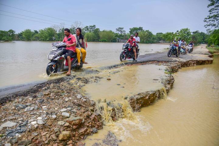 ইতিমধ্যেই দুর্যোগের জেরে বাংলার বিভিন্ন জায়গা থেকে দুর্ঘটনার খবর আসছে।