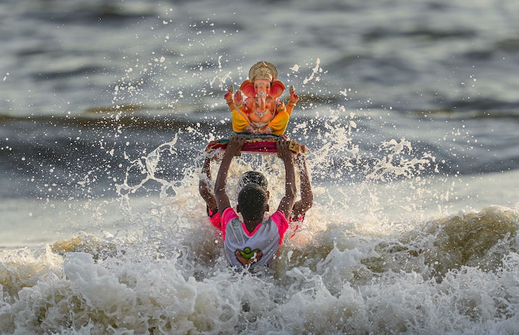 Ganesh Visarjan 2024 Time Pujan Vidhi Samagri Ganpati Visarjan Shubh Muhurat anant Chaturdashi news in Marathi Ganesh Visarjan 2024 Time : अनंत चतुर्दशीला 'या' शुभ मुहूर्तावर करा गणपतीचं विसर्जन; पाहा योग्य पूजा पद्धत आणि साहित्य