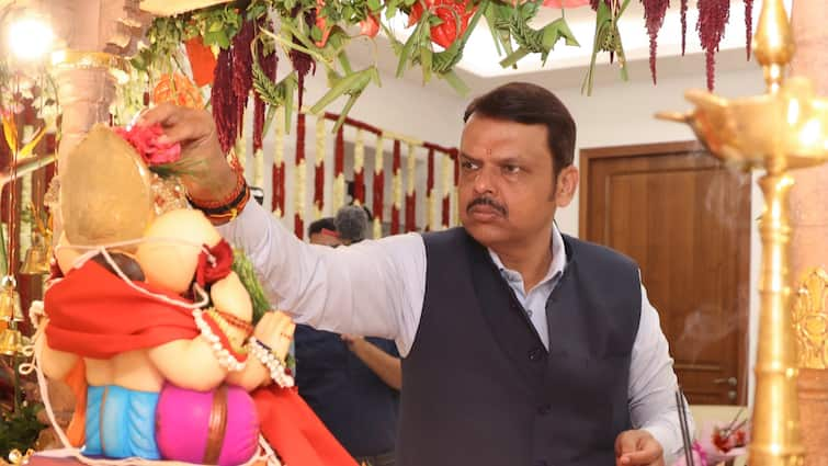 Congress leader Amin Patel at Devendra Fadnavis residence for Ganpati Darshan Amin Patel Meets Fadnavis: मुंबईतील काँग्रेसचा बडा नेता फडणवीसांच्या घरी गणपतीच्या दर्शनाला, राजकीय वर्तुळात चर्चांना उधाण