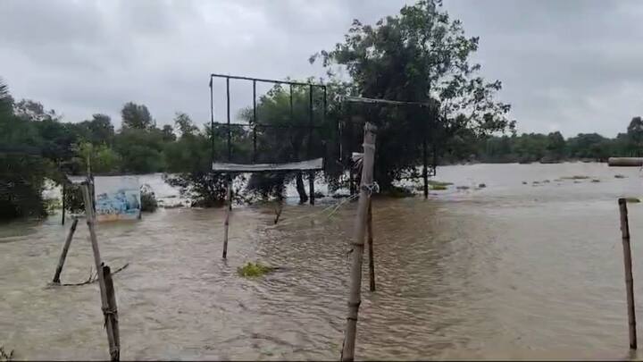 একাধিক এলাকায় রাস্তাঘাট ডুবেছে। সমস্যা হচ্ছে যাতায়াতে। জল ভেঙে যাতায়াত করতে সমস্যা হচ্ছে। কিছু এলাকায় যান চলাচল বন্ধ হয়েছে।