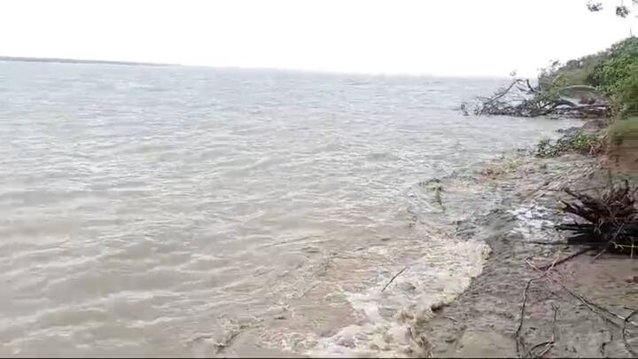 নিম্নচাপ আর মৌসুমী অক্ষরেখার জোড়া ফলায় দক্ষিণ ২৪ পরগনা জেলায় দুর্যোগ অব্যাহত। সকালে ঝড়ের দাপট আরও বেড়েছে। ভারী বৃষ্টির পাশাপাশি, ঘণ্টায় ৪৫-৫৫ কিলোমিটার বেগে বইছে ঝোড়ো হাওয়া।