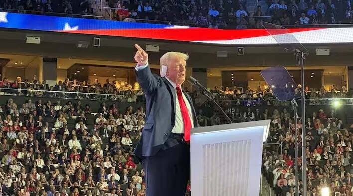 આટલું જ નહીં, ગોળીબાર કરનાર વ્યક્તિ ન માત્ર ટ્રમ્પનો ટીકાકાર છે પરંતુ તેણે યુક્રેનનું સમર્થન પણ કર્યું છે. પોતાની એક્સ પોસ્ટમાં તેણે લખ્યું કે તે યુક્રેનની લડાઈમાં મદદ કરવા તૈયાર છે. પોતાની પોસ્ટમાં તેણે ત્યાં સુધી લખ્યું કે દુનિયાભરના દરેક નાગરિકે લડવા માટે યુક્રેન જવું જોઈએ. આરોપીએ નોર્થ કેરોલિના એગ્રીકલ્ચરલ એન્ડ ટેકનિકલ સ્ટેટ યુનિવર્સિટીમાંથી અભ્યાસ પૂરો કર્યો છે અને ભૂતપૂર્વ રાષ્ટ્રપતિ પદના ઉમેદવારો વિવેક રામાસ્વામી અને નિક્કી હેલીને ટેકો આપી રહ્યો હતો.