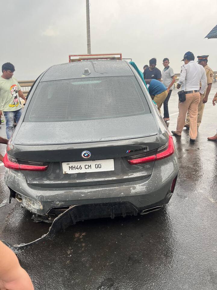 वांद्रे वरळी सी लिंकवर रविवारी शर्यतीच्या नादात दोन आलिशान गाड्यांची खासगी टॅक्सी चालकाच्या गाडीला धडक दिल्याची माहिती मिळत आहे.