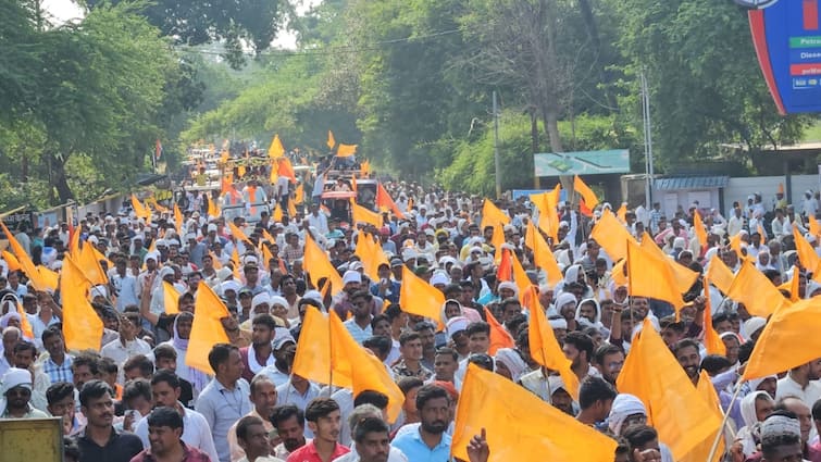 MP Farmers Protest with tractors in Khandwa demand to increase MSP of Soyabean ANN खंडवा में ट्रैक्टर लेकर सड़क पर उतरे सैकड़ों किसान, सोयाबीन की कीमतों को लेकर दी ये चेतावनी