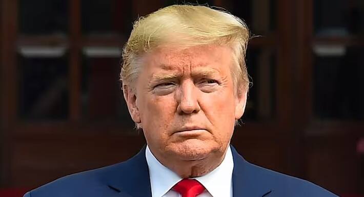 આ આરોપીની ઓળખ 58 વર્ષીય રેયાન વેસ્લે રાઉથ તરીકે થઈ છે. પોલીસ તપાસમાં ખુલાસો થયો હતો કે આરોપી એક રીઢો ગુનેગાર છે, જે હાલમાં હવાઈમાં રહે છે અને 1990 થી તેની સામે ડઝનેક કેસ નોંધાયેલા છે.