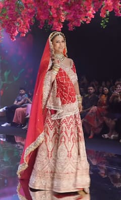 Hina Khan Photos: कैंसर से जंग के बीच सुर्ख लाल जोड़े में दुल्हन बनीं हिना खान, फैंस बोले - 'बहुत हिम्मत वाली हो आप'