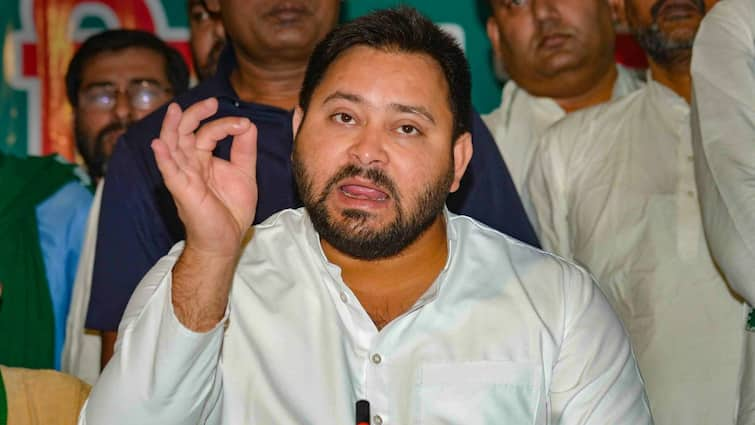 Bihar opposition leader Tejashwi Yadav made allegations of spying Nitish Kumar party retaliated Congress targeted BJP Tejashwi Yadav Allegations Of Spying: तेजस्वी यादव की जासूसी करवा कौन रहा है? जानें कैसे आया बिहार की राजनीति में बड़ा उबाल