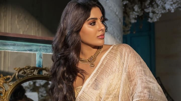 Samyuktha Latest Photos : హీరోయిన్ సంయుక్త తన లేటెస్ట్ ఫోటోలను ఇన్​స్టాలో షేర్ చేసింది. ఓనమ్ లుక్స్​లో అందంగా ముస్తాబై ఫోటోషూట్ చేసింది.