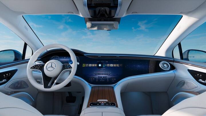 EQS SUV ஆனது, 12.3-இன்ச் இன்ஸ்ட்ரூமென்ட் கிளஸ்டர், 17.7-இன்ச் டச்ஸ்கிரீன் இன்ஃபோடெயின்மென்ட் சிஸ்டம் மற்றும் 12.3-இன்ச் அனைத்து முன்பக்க பயணிகளுக்கான திரை, ஹைப்பர்ஸ்கிரீன் செட்டப் போன்ற அம்சங்களை வழங்குகிறது.